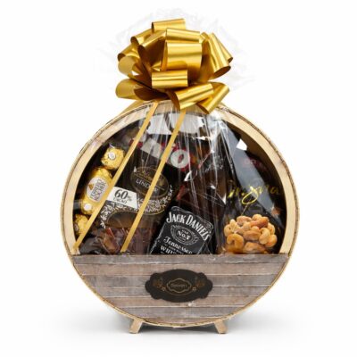 Darčekový kôš v drevenom kruhovom stojane s whisky Jack Daniel's, čokoládou Lindor, Ferrero Rocher a orieškami.