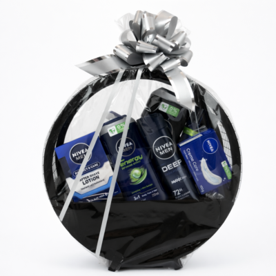 Darčekový kôš Nivea Men pre mužov obsahuje sprchovacie gély Energy, Active Clean a Sensitive, vodu po holení, penu na holenie Deep a krémové mydlo. Elegantné darčekové balenie s mašľou.